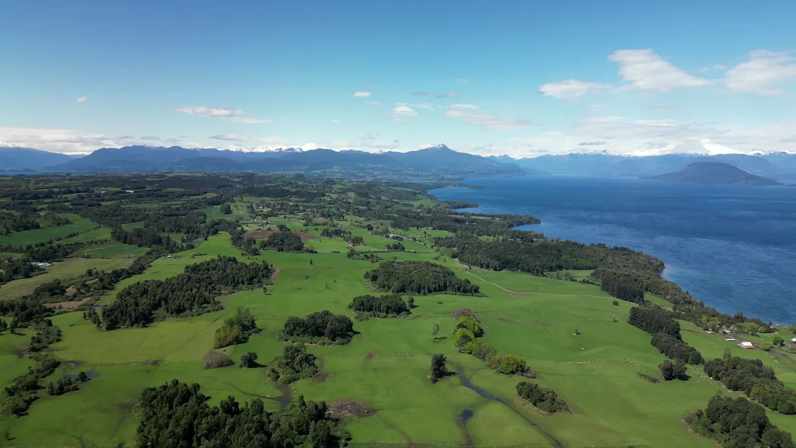 Vista aérea de los campos y el agua en Fundo Panguiruca